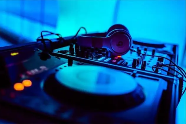 what-do-djs-use-modern-dj-setups