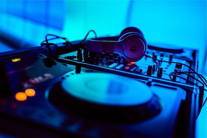 What Do DJs Use Modern DJ Setups what-do-djs-use-modern-dj-setups