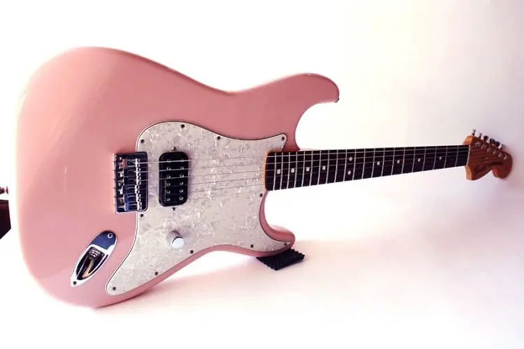 tom delonge stratocaster pink color