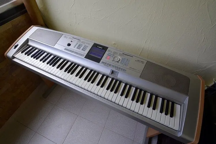 Yamaha DGX 505 belongs somewhere between the entry level and mid level keyboards.